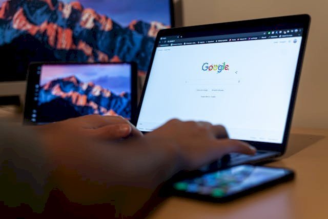 Can Your Business Blog Appear on Google News (image by pexels.com)