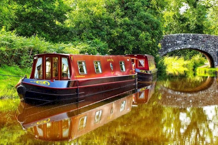 Canal Boat Holidays UK 2025: Routes, Costs & Tips