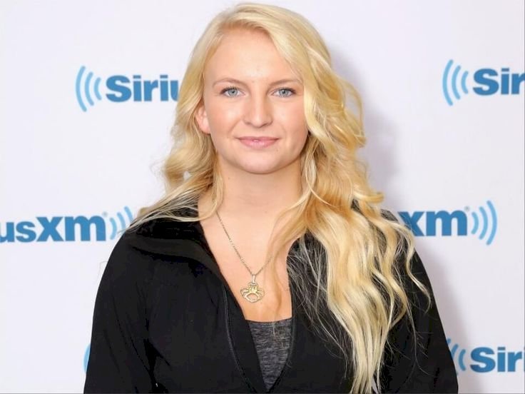 Mandy Hansen Net Worth (2025): Biography, Career, Earnings & Facts