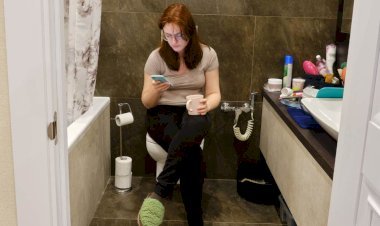 The Dirty Truth About Scrolling on the Toilet — Why It’s a Global Health Epidemic (2025 Study)
