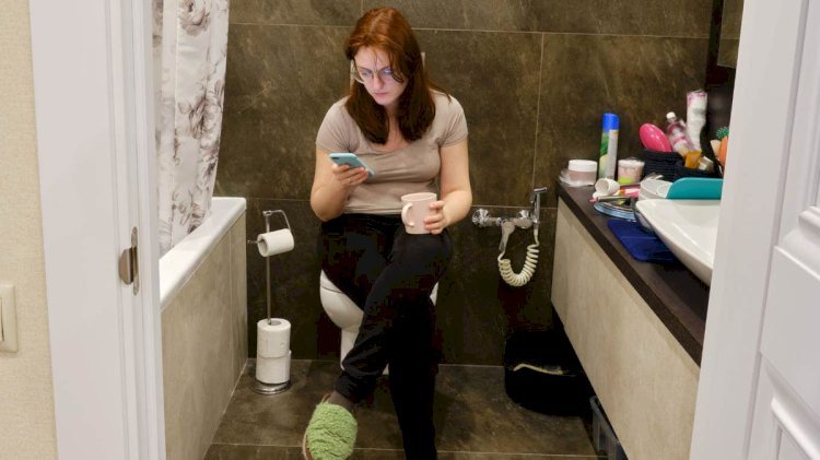 The Dirty Truth About Scrolling on the Toilet — Why It’s a Global Health Epidemic (2025 Study)