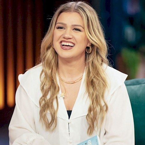 What Is Kelly Clarkson Net Worth in 2025? Career, Income & Facts