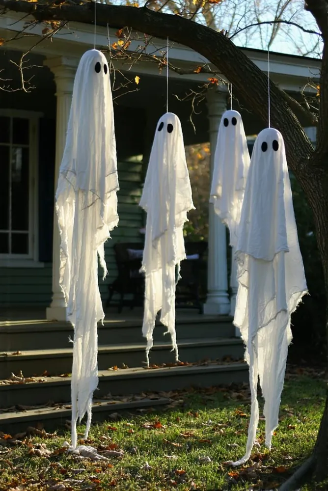 20 Creative Ghost Halloween Decorations for a Spooky Home