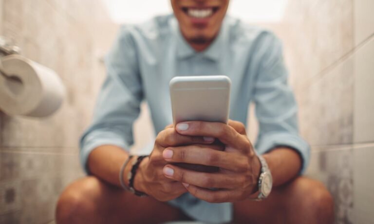 The Dirty Truth About Scrolling on the Toilet – Why It’s a Global Health Epidemic (2025 Study)